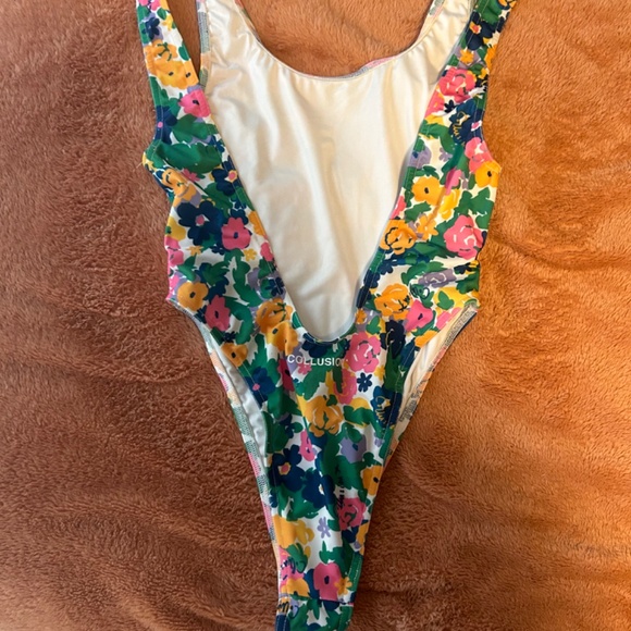 Floral one piece - Picture 2 of 4
